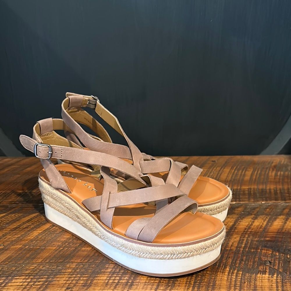 Women's Tan Strappy Flatform Sandals Resort Wear Cottagecore Size 9.5